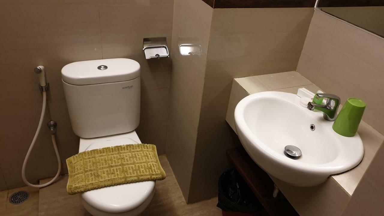 Biz Hotel City Center อัมบอน ภายนอก รูปภาพ