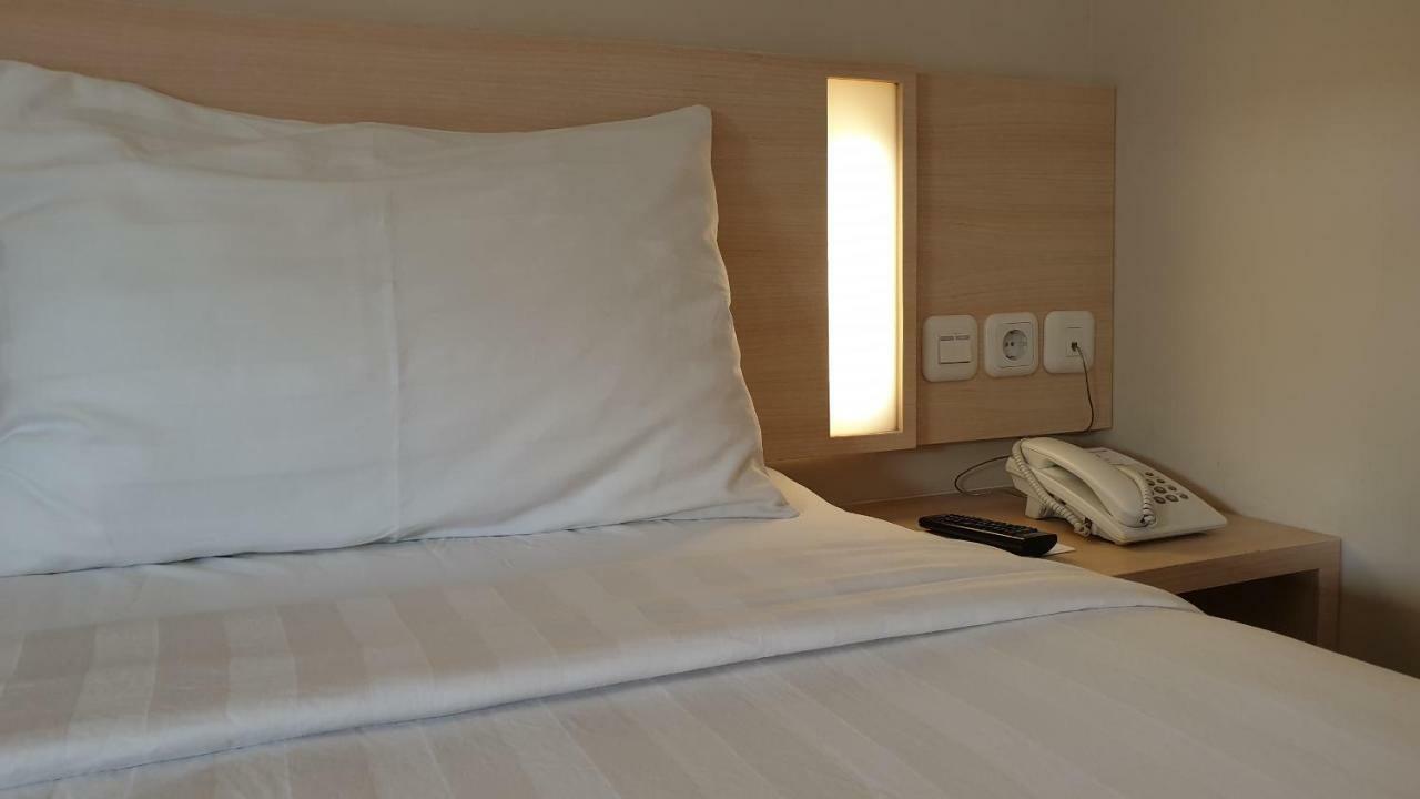Biz Hotel City Center อัมบอน ภายนอก รูปภาพ