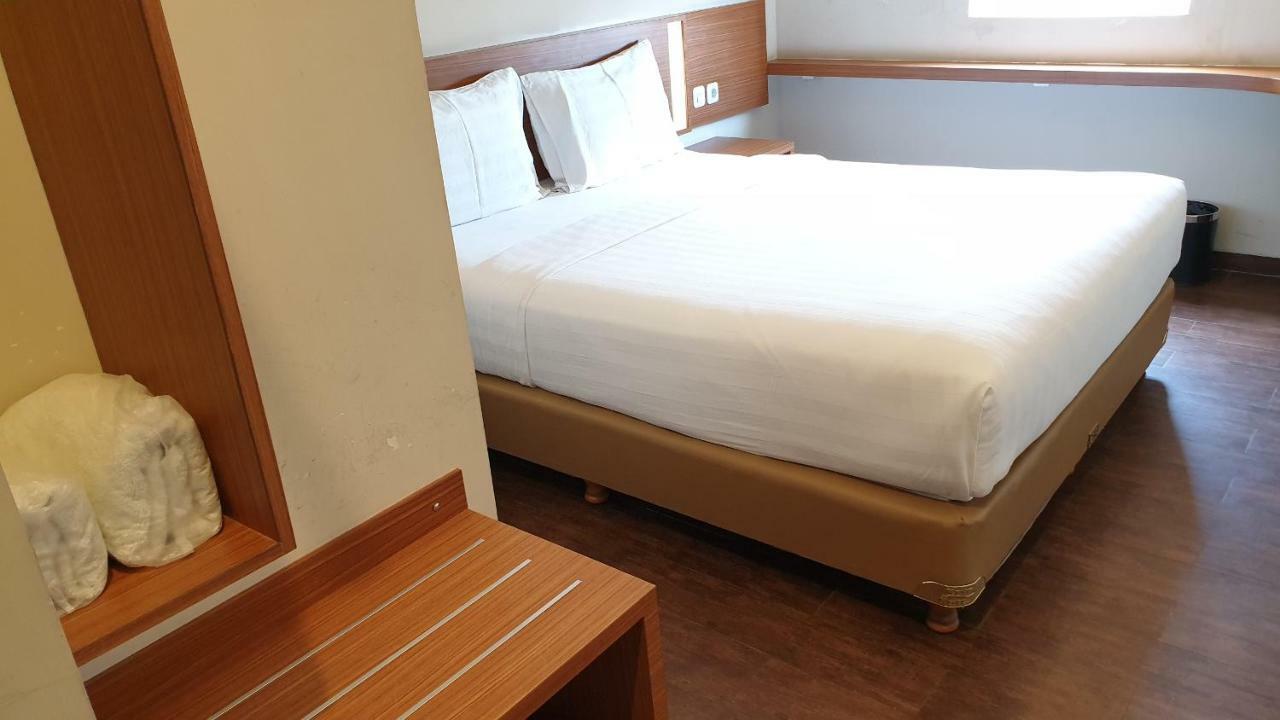 Biz Hotel City Center อัมบอน ภายนอก รูปภาพ
