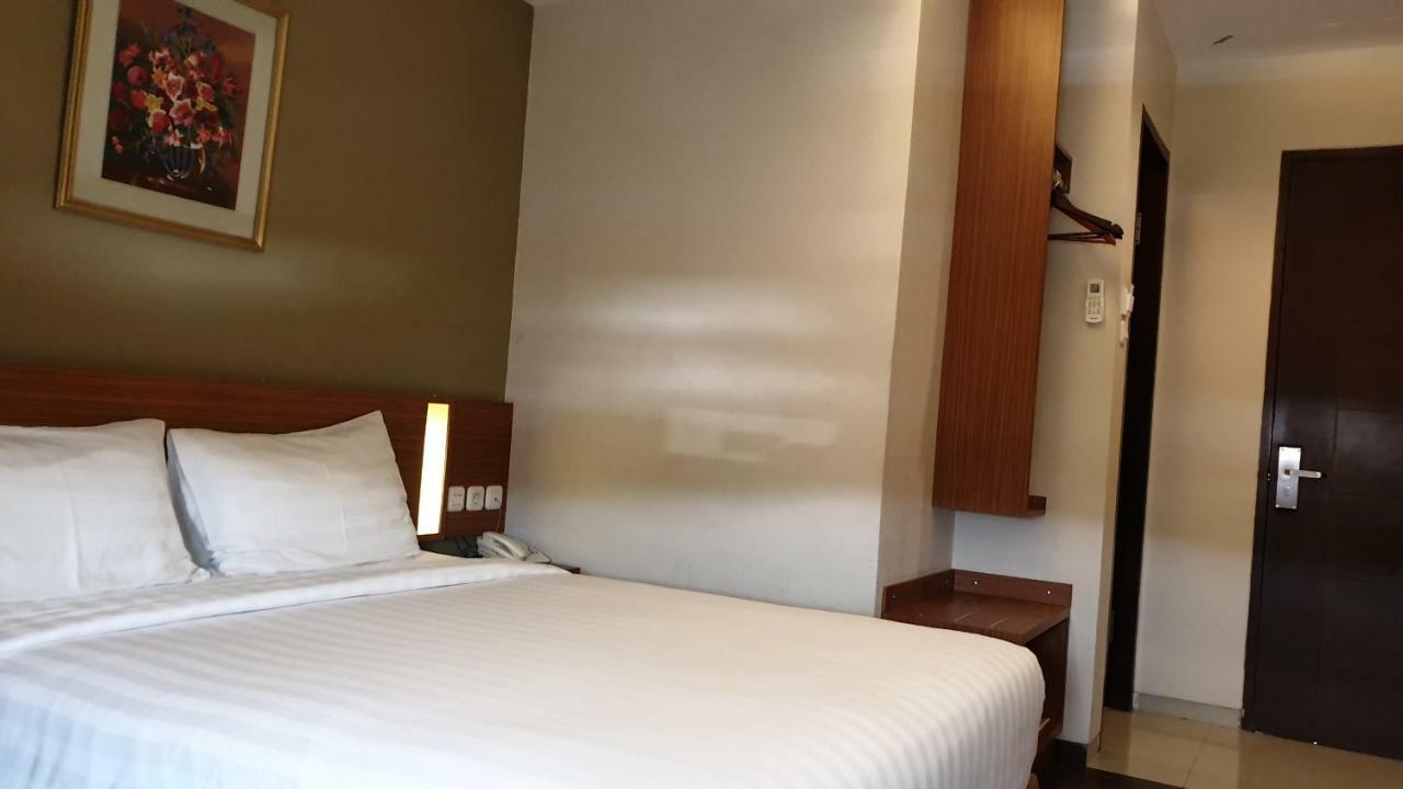 Biz Hotel City Center อัมบอน ภายนอก รูปภาพ