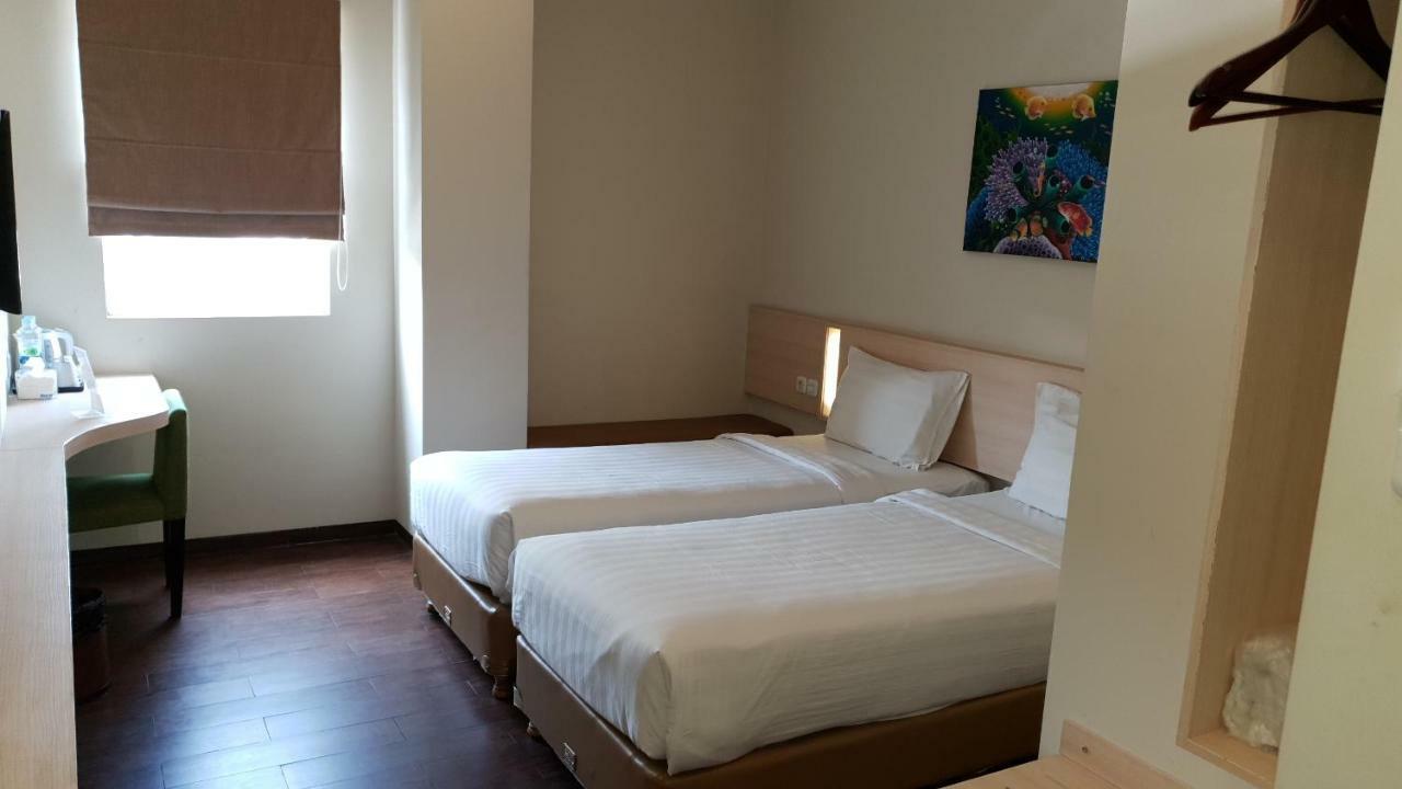 Biz Hotel City Center อัมบอน ภายนอก รูปภาพ